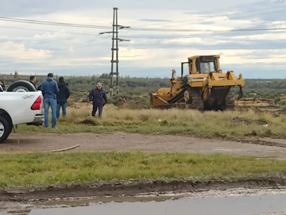 Tensión en la toma que está detrás de las vías: llegaron topadoras para desalojar 
