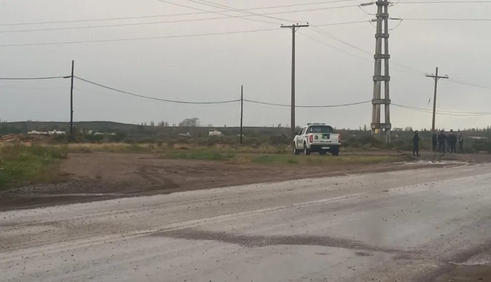 Acordaron y derribaron una construcción en la toma de las vías para prevenir accidentes en la ruta