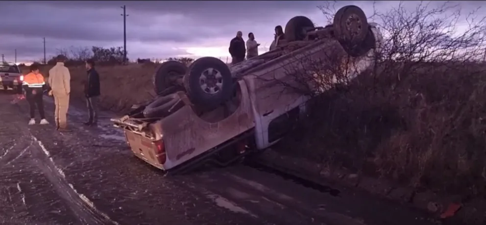 Volcó una camioneta con cinco personas camino a Guardia Mitre