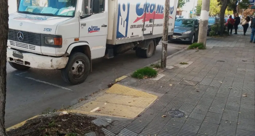 El tránsito viedmense y sus curiosidades: la contradicción en una postal que se repite 