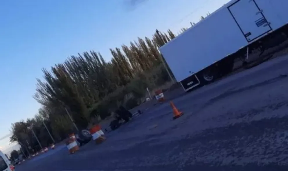 Un tambor tirado sobre la cinta asfáltica en la ruta N° 22 provocó un choque entre un camión y un auto