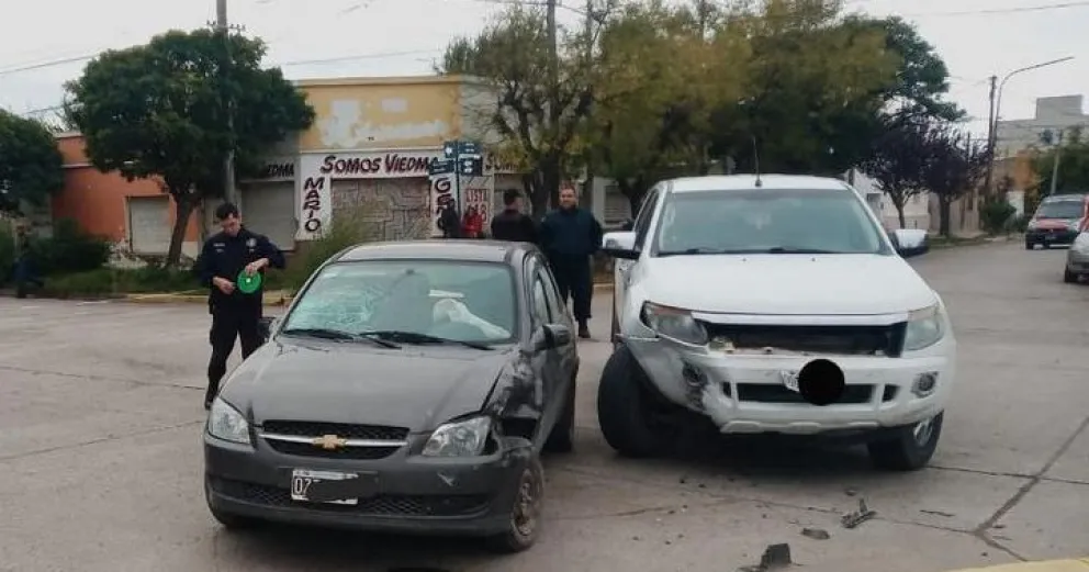 Choque en el centro de Viedma: un hombre se estrelló violentamente contra el parabrisas