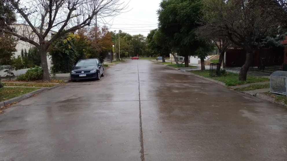 Le robaron las dos cubiertas delanteras y le dejaron el auto sobre un tronco