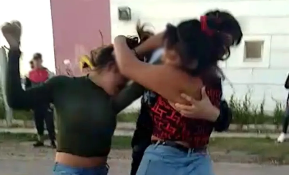 Preocupante: hubo una nueva pelea frente a una escuela de Viedma y ya son cuatro en una semana