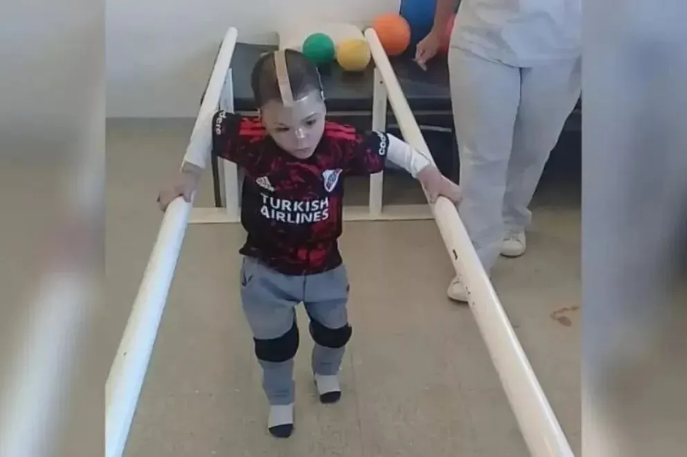 Tahiel, un niño rionegrino que sufrió graves quemaduras, conmocionó al plantel de River 