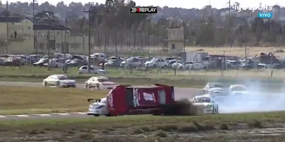 Video: el espectacular vuelco que tuvo el Top Race en su paso por Viedma