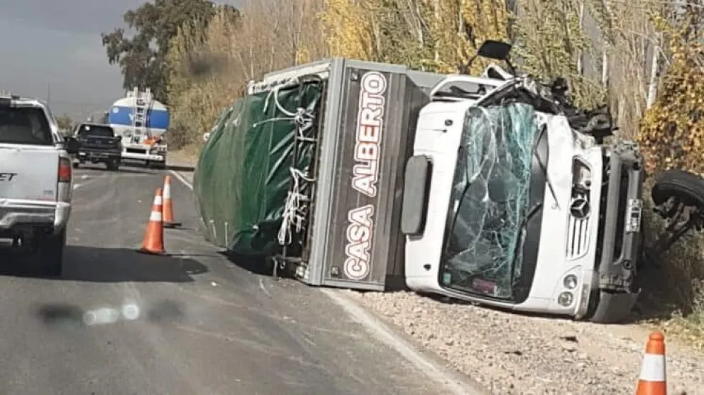  Mueren dos personas por el choque frontal de un camión y un auto