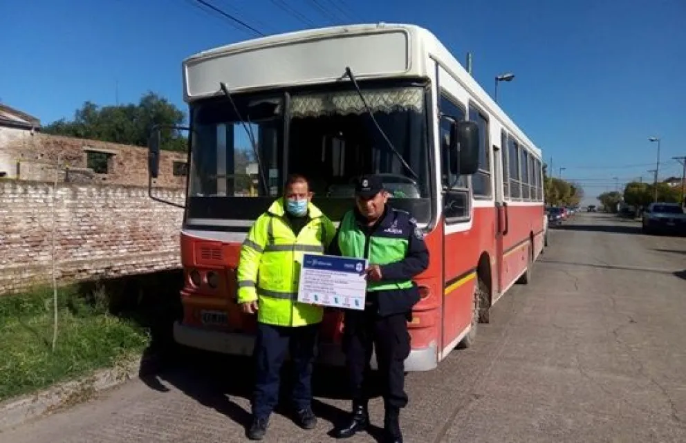 Personal de Policía secuestró un colectivo que transportaba trabajadores rurales