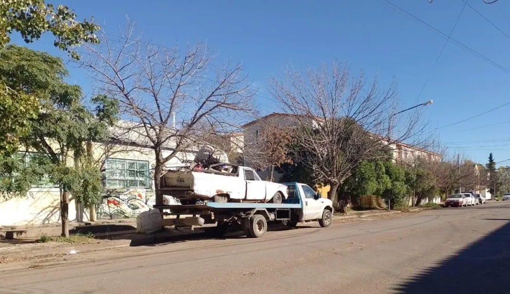 Viedma sigue limpiando las calles de chatarra vehicular