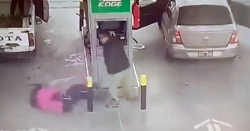 Video: Brutal agresión en una estación de servicio de Bariloche