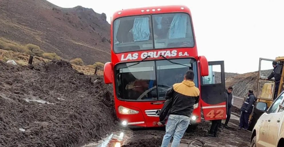 Susto en la ruta 23: "el colectivo comenzó como a bailar y cayó sobre uno de sus costados"