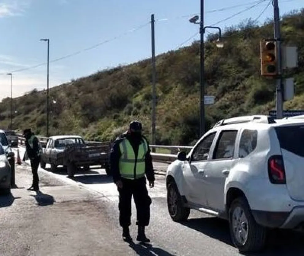 Atropelló a un agente de tránsito, éste se repuso y logró detener al motociclista