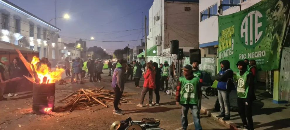 ATE realiza su segundo día de huelga, con reclamos frente a Educación 