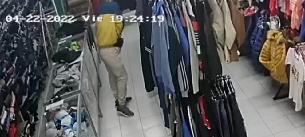 Nueva tienda víctima de la inseguridad: un ladrón se metió una campera adentro del pantalón y huyó 
