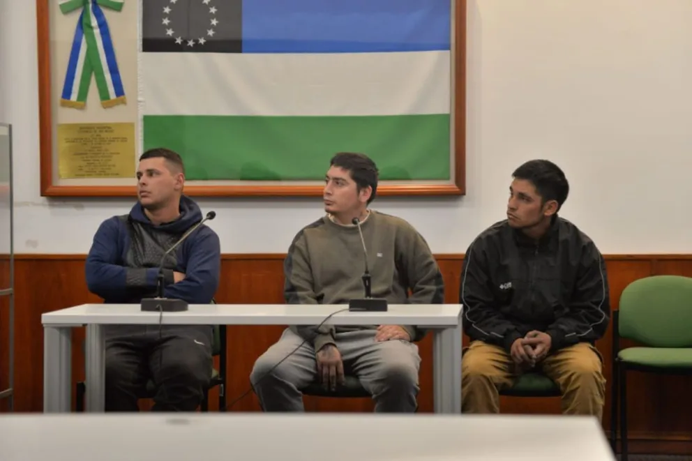 Prisión preventiva para tres sujetos que portaban un arma y desobedecieron a la Policía