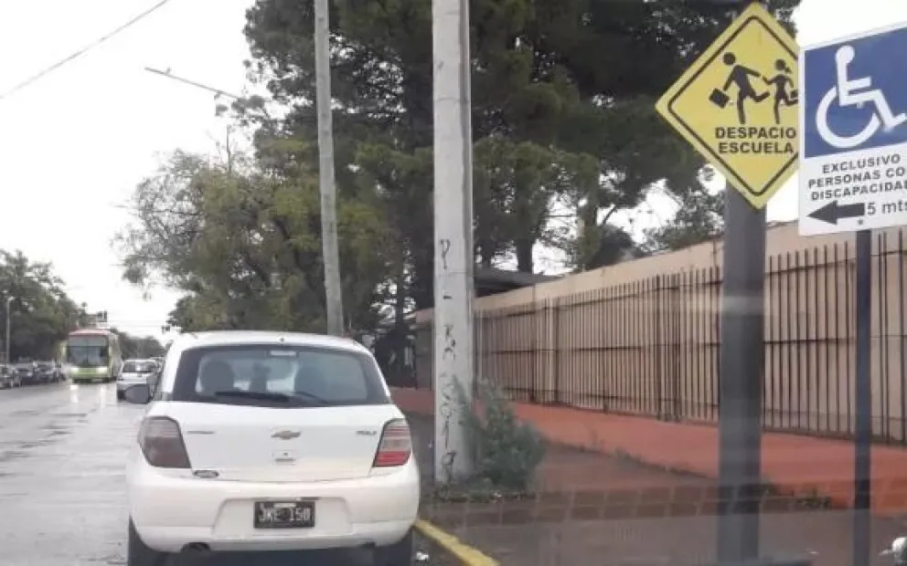 La queja de una madre por lo que vive en la puerta del colegio de su hijo: cómo sigue el caso 