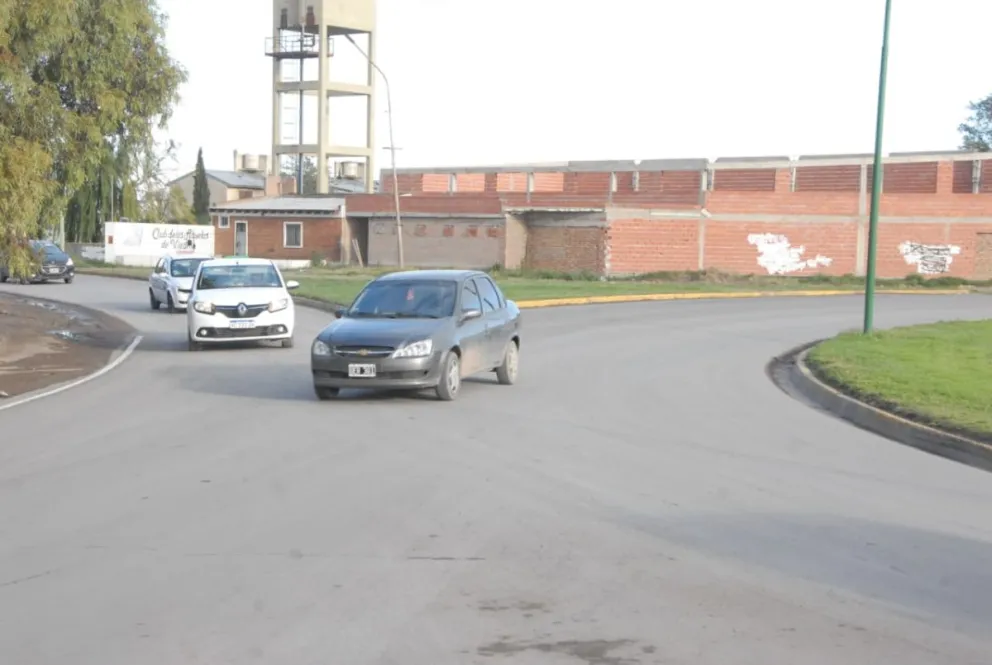 ¿Nace un nuevo conflicto vial?: casi chocan a un automovilista cuando iba por la rotonda Malvinas