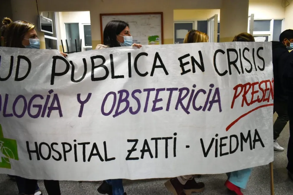 Trabajadores de la salud cortan el Puente Nuevo de Viedma 
