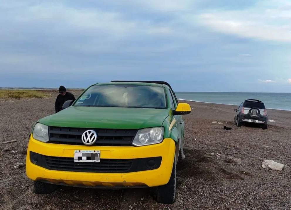 Peligro en la costa atlántica: rescataron a un turista que el mar casi le tragó el auto