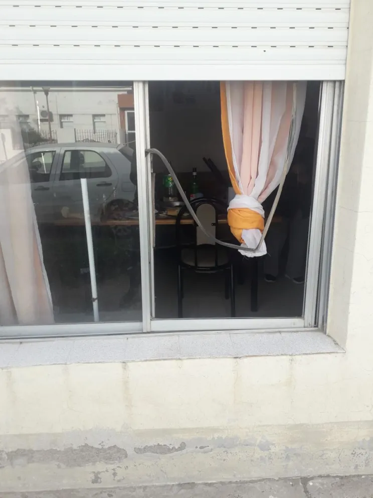 Un borracho rompió una ventana y arruinó el domingo a una familia