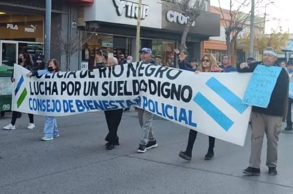 Multitudinaria e histórica marcha de familiares de policías en Roca