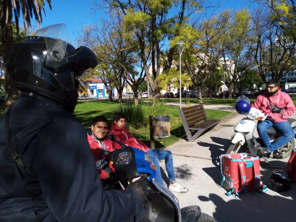 El diario de los deliverys: la historia de cómo trabajan, con qué problemas se cruzan y cuánto ganan