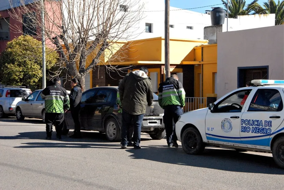 Un patrullero chocó con un auto en la transitada calle Guido