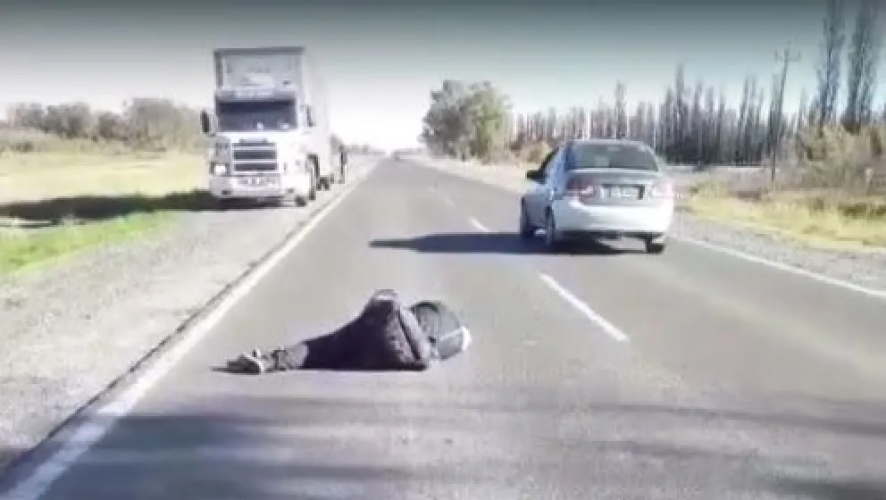 Gravísimo accidente: salió de una fiesta y se cayó de la camioneta
