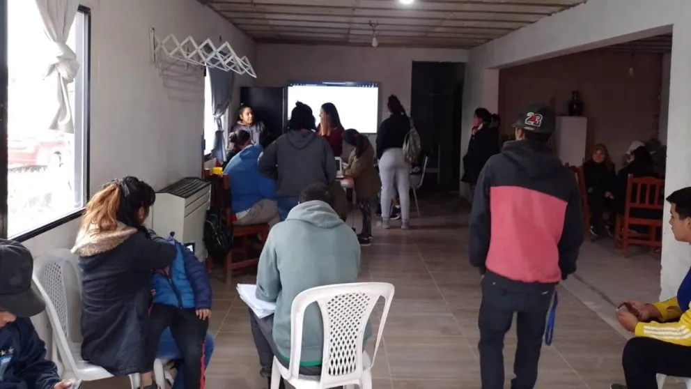 Militantes sociales ayudan a familias del 30 de Marzo a inscribirse en el Refuerzo de Ingresos