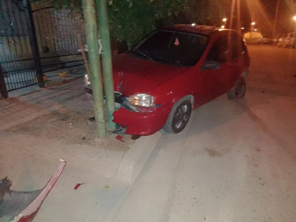 Le chocaron el auto estacionado en el barrio Castello y tuvo importantes roturas