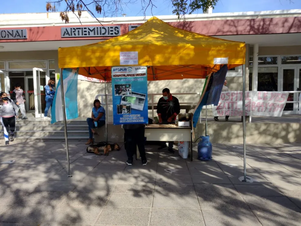 Tortas fritas de protesta frente al hospital