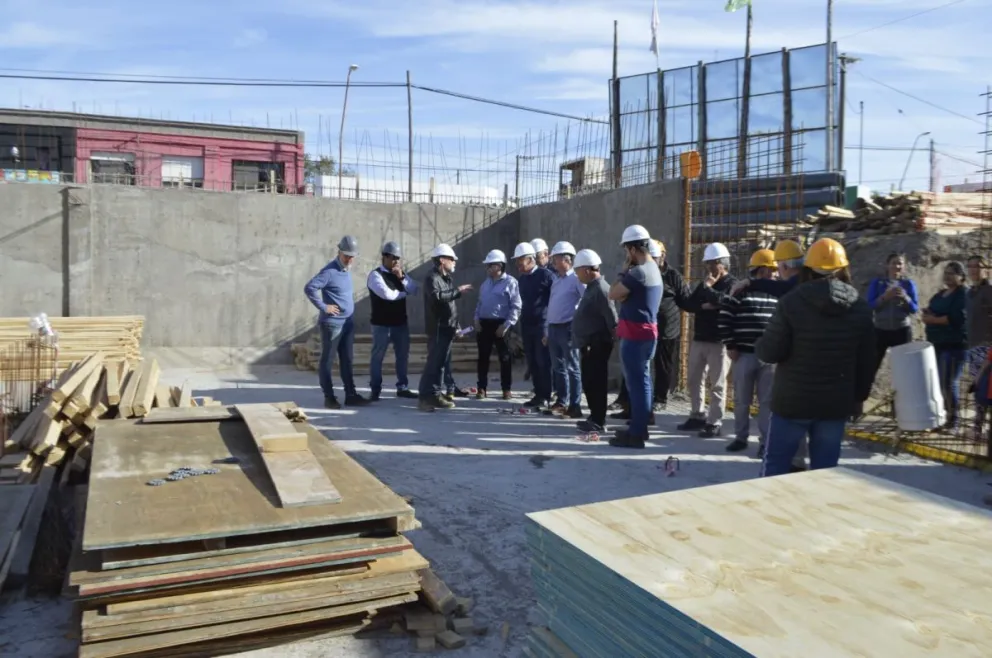 El Intendente y funcionarios provinciales recorrieron la obra de la Cisterna en Plaza Lacarra