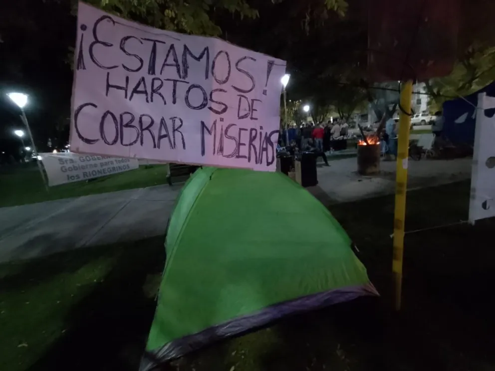 Hay debate por los salarios en la policía y se suman más carpas a las plazas rionegrinas