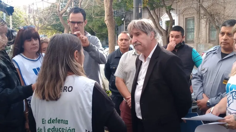 Tensión en el Ministerio de Trabajo: docentes quisieron entrar a la fuerza