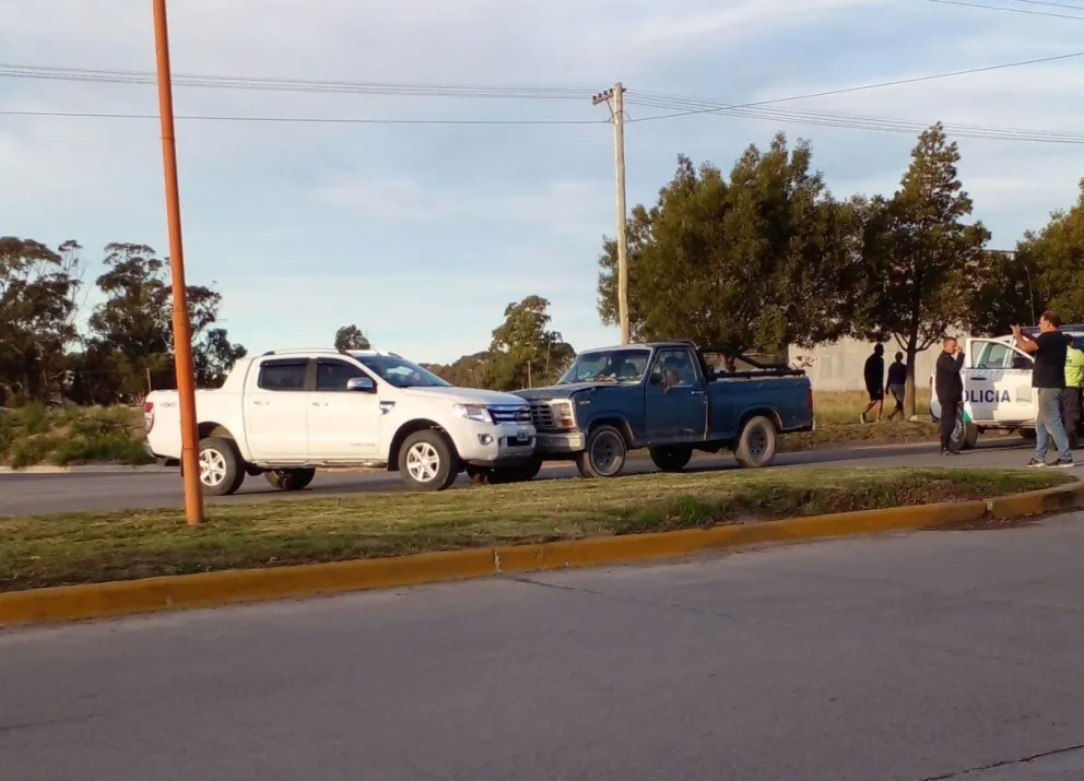Chocaron dos camionetas en la avenida Juan de la Piedra