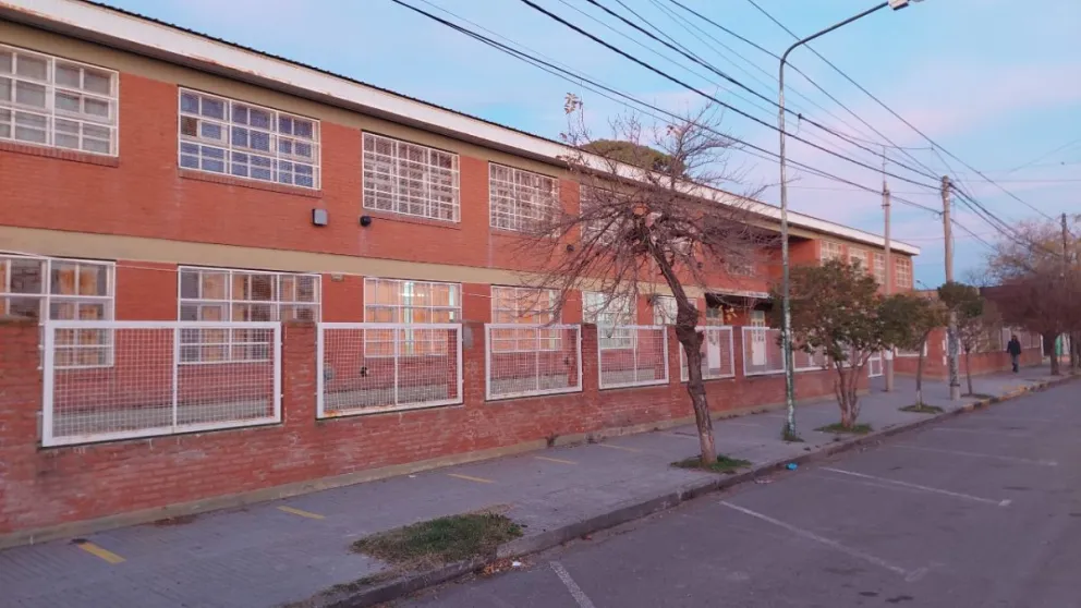 Analizan alternativas en la Escuela 2 por si no logran dar con la pérdida de gas