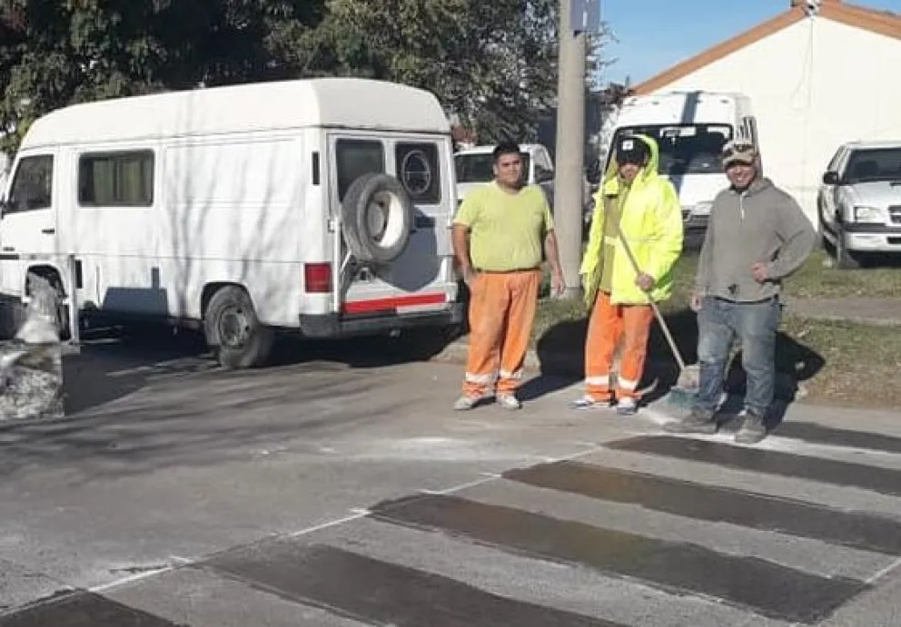 Instalan sendas peatonales en peligrosa esquina de Viedma