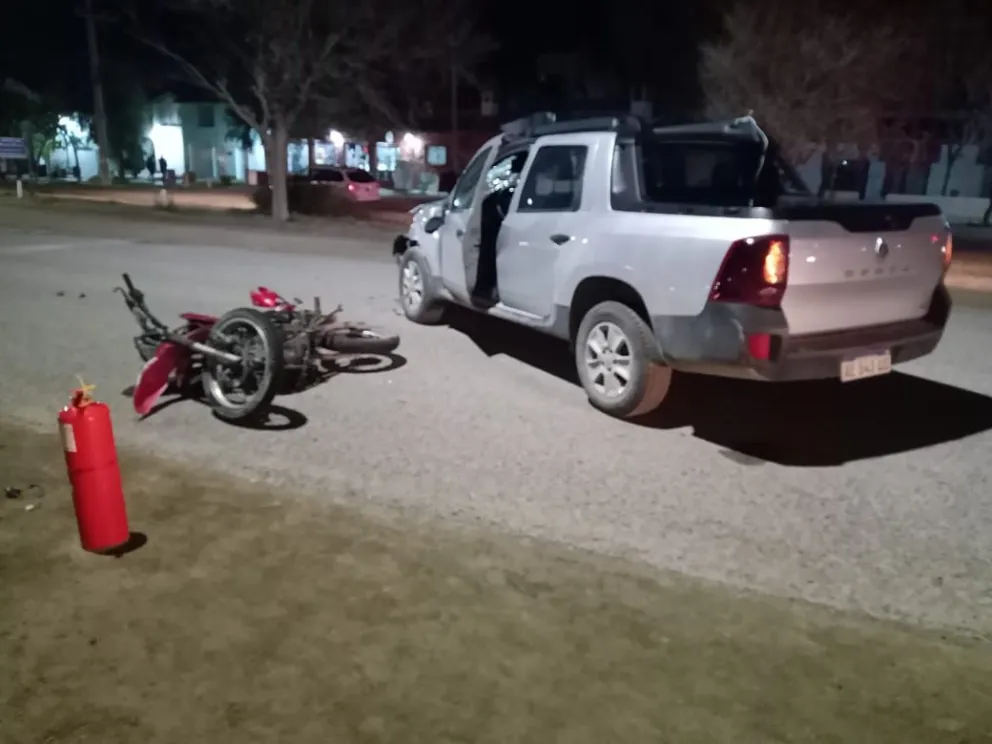 Una moto y una camioneta chocaron de frente en plena avenida