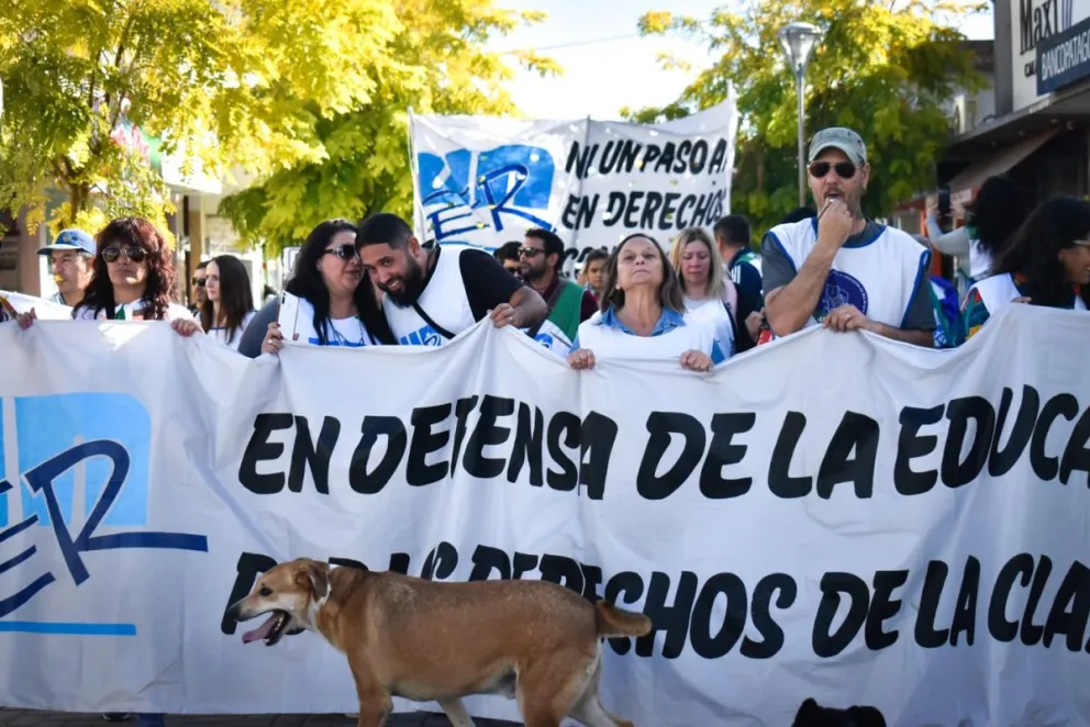 Los docentes coparon las calles con su protesta: informaron que hay descuentos de entre 7 mil y 25 mil pesos