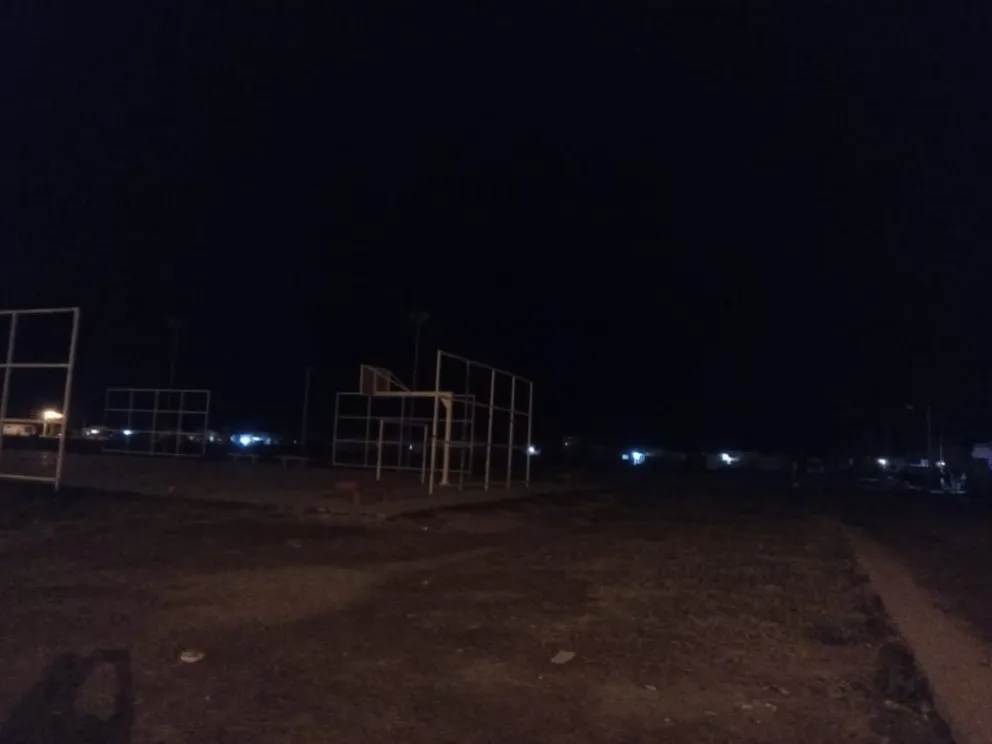 La mitad de un barrio permanece a oscuras desde hace varios días