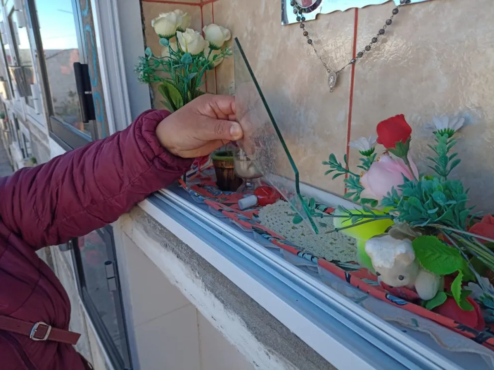 Siguen los robos a fallecidos en el Cementerio de Viedma: van desde placas y hasta guantes de boxeo