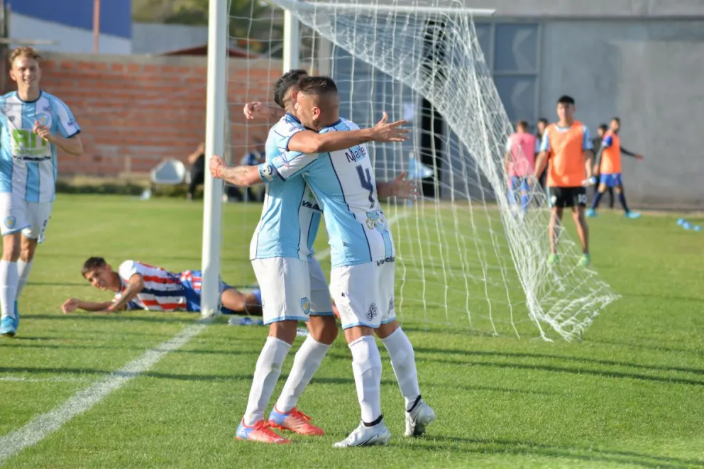 Sol de Mayo despachó a Sportivo Peñarol en casa y se metió en el podio