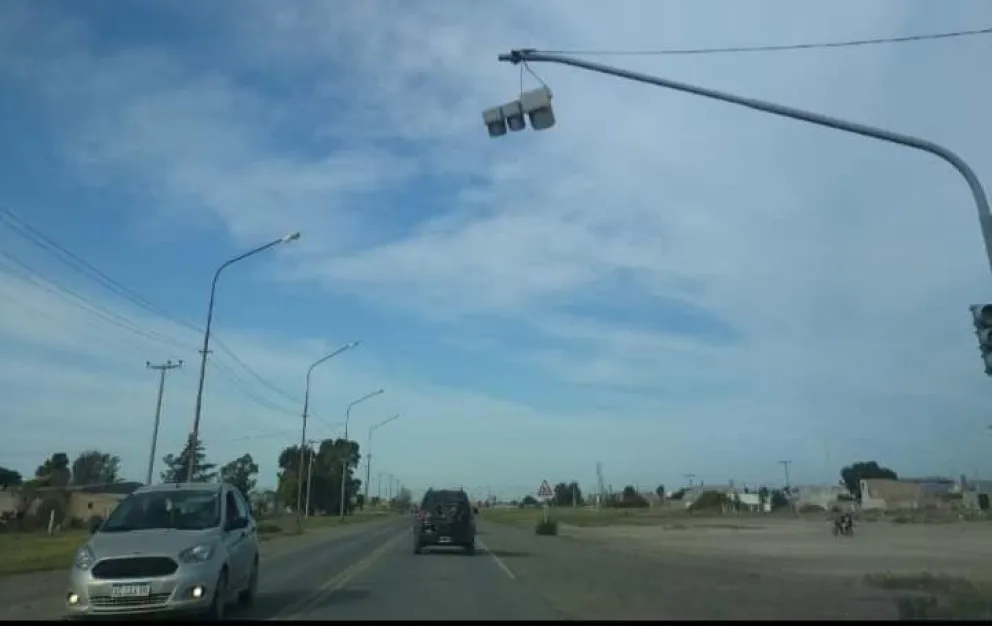 Peligro por un semáforo que se está por caer en Viedma