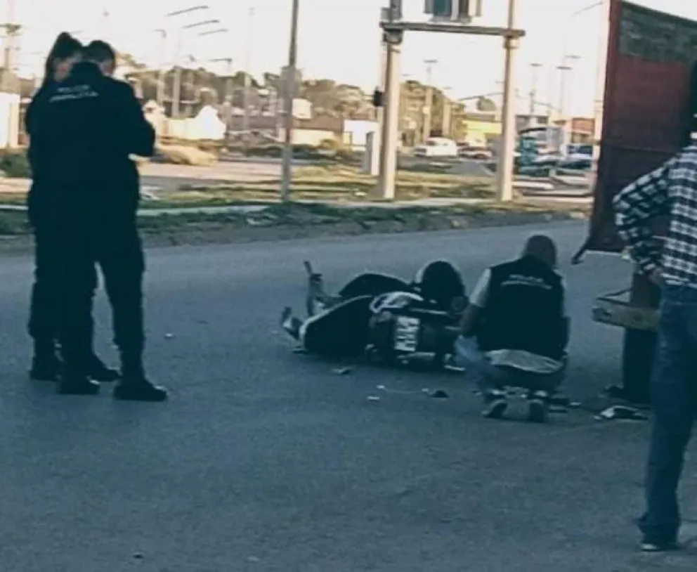 Murió un motociclista en Viedma tras chocar con una camioneta estacionada