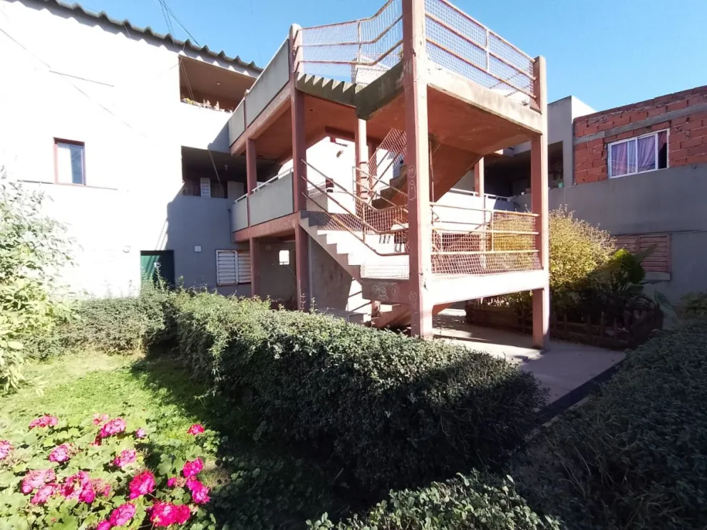 Un joven se cayó de la escalera de un segundo piso  en el barrio Inalauquen