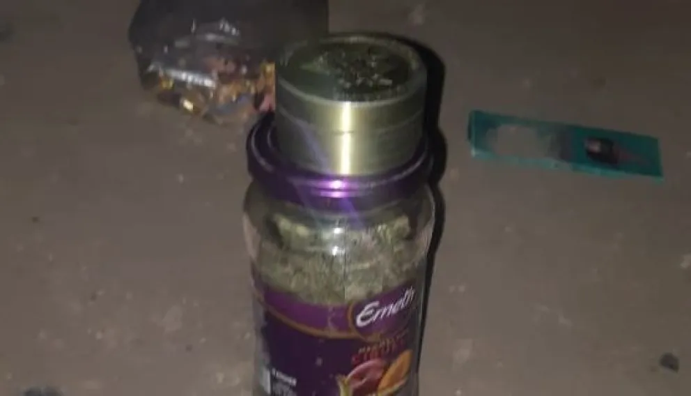 Dos sujetos escondían marihuana en un frasco de mermelada